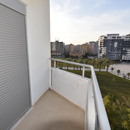 Anisa Vlorë Buitenkant foto