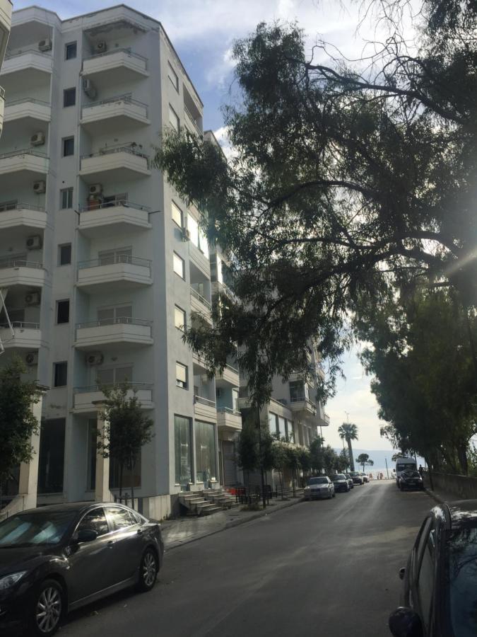 Anisa Vlorë Buitenkant foto