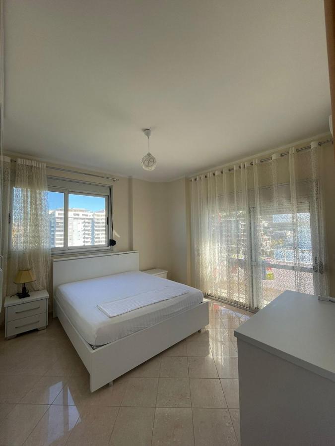 Anisa Vlorë Buitenkant foto
