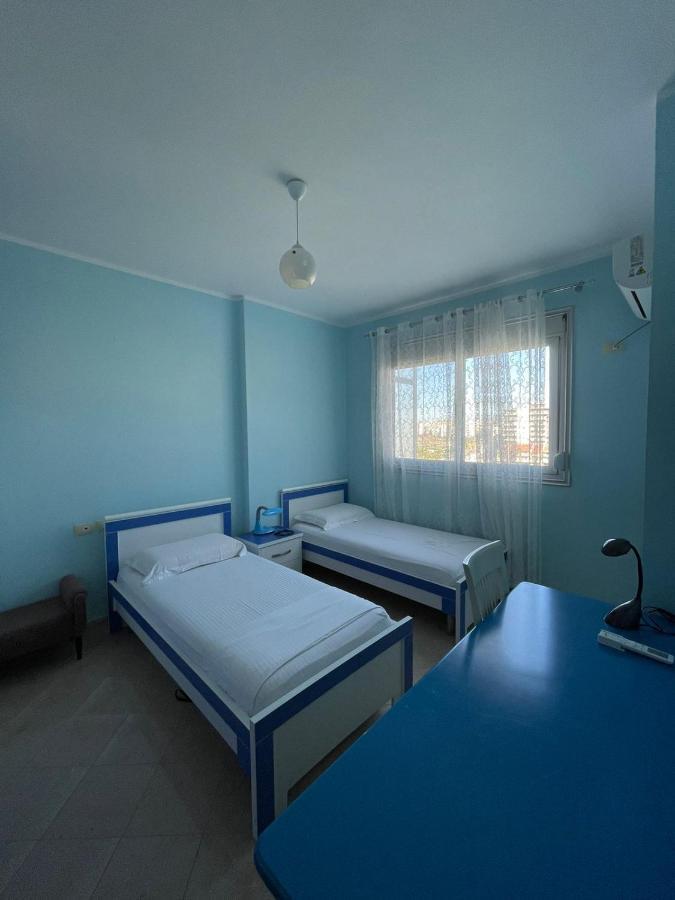 Anisa Vlorë Buitenkant foto