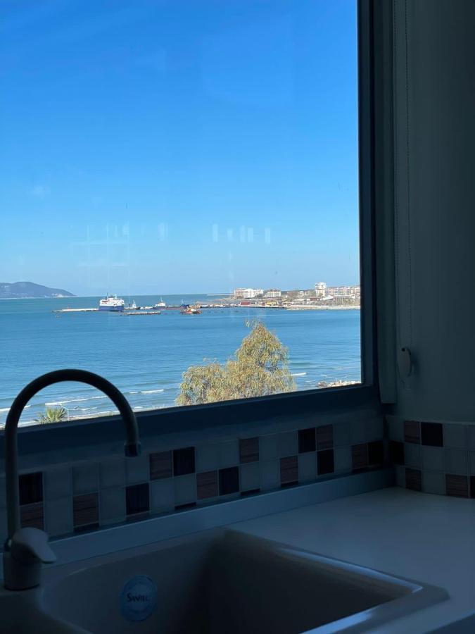 Anisa Vlorë Buitenkant foto