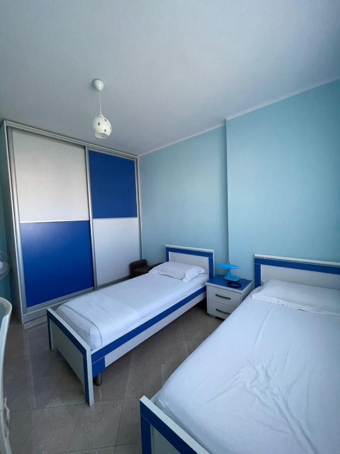 Anisa Vlorë Buitenkant foto