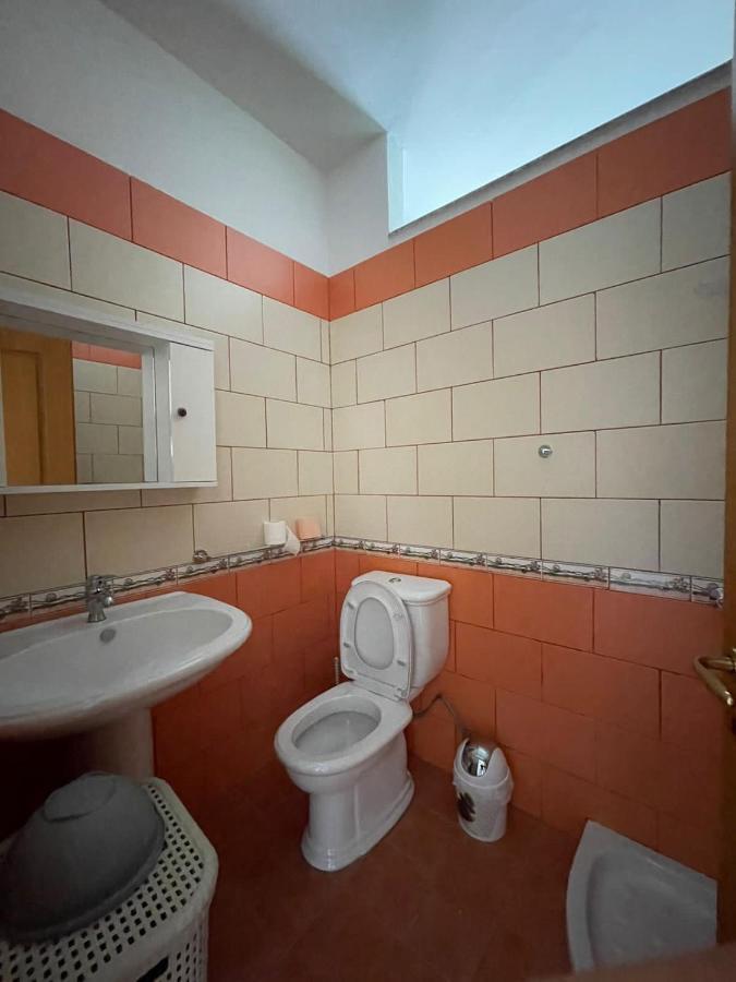 Anisa Vlorë Buitenkant foto